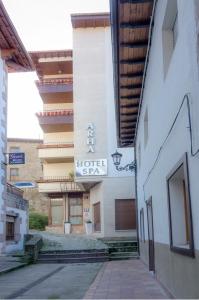 una señal de hotel en el lateral de un edificio en Hotel Arha Potes & Spa, en Potes 20 fotos más