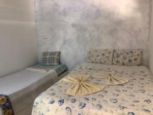 two beds in a room with two bedsskirts at Pousada e Camping América in Morro de São Paulo