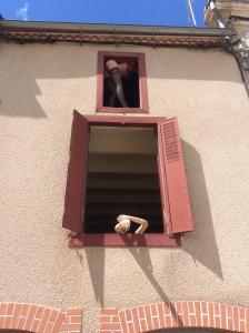 una ventana con una estatua de una persona en ella en Bois Mort farm, en Gourgé