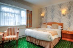 Кровать или кровати в номере Langstone Cliff Hotel