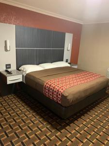 מיטה או מיטות בחדר ב-Budget Inn Lake Wales