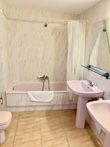 a bathroom with a sink and a tub and a toilet at APARTAMENTO - WIFI FREE - FRENTE AL MAR in Salou