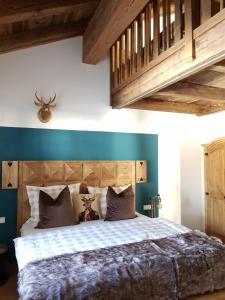 ein Schlafzimmer mit einem großen Bett mit blauen Wänden in der Unterkunft CHALET BELLE KAISER by Belle Stay in Going
