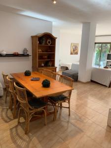 - une salle à manger avec une table et des chaises en bois dans l'établissement APARTAMENTO - WIFI FREE - FRENTE AL MAR, à Salou