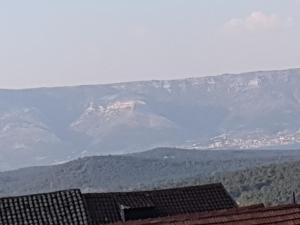 Nespecifikovaný výhled na hory nebo výhled na hory při pohledu z apartmánu