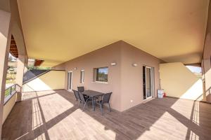 A balcony or terrace at Cataleya Resort & Spa