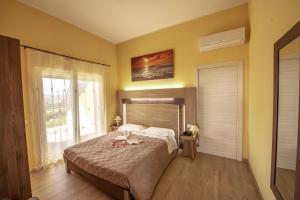 A bed or beds in a room at Cataleya Resort & Spa