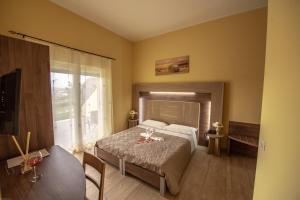 A bed or beds in a room at Cataleya Resort & Spa
