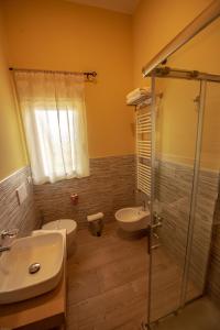 A bathroom at Cataleya Resort & Spa