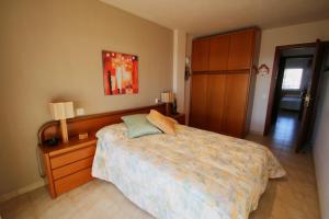 een slaapkamer met een groot bed in een kamer bij Apartamento Bahia Dorada in Cambrils