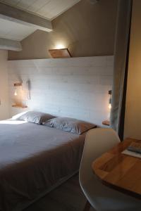 Katil atau katil-katil dalam bilik di LOGIS HOTEL L' Auberge d'Uzes +9 gambar