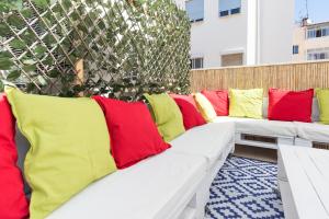 A seating area at MA2B-Bright Apt With Rooftops With Palms near Old Town