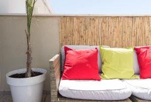 A seating area at MA2B-Bright Apt With Rooftops With Palms near Old Town