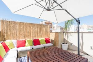 A balcony or terrace at MA2B-Bright Apt With Rooftops With Palms near Old Town
