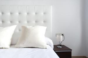 A bed or beds in a room at MA2B-Bright Apt With Rooftops With Palms near Old Town