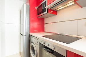 A kitchen or kitchenette at MA2B-Bright Apt With Rooftops With Palms near Old Town