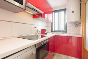 A kitchen or kitchenette at MA2B-Bright Apt With Rooftops With Palms near Old Town