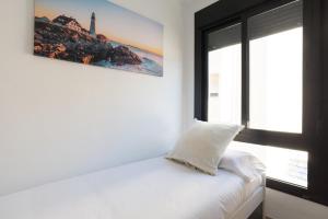 A bed or beds in a room at MA2B-Bright Apt With Rooftops With Palms near Old Town