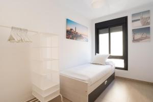 A bed or beds in a room at MA2B-Bright Apt With Rooftops With Palms near Old Town