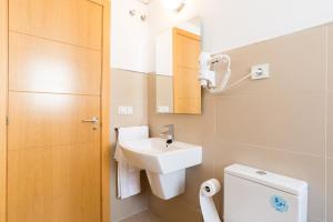 A bathroom at MA2B-Bright Apt With Rooftops With Palms near Old Town