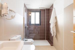 A bathroom at MA2B-Bright Apt With Rooftops With Palms near Old Town