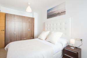 A bed or beds in a room at MA2B-Bright Apt With Rooftops With Palms near Old Town