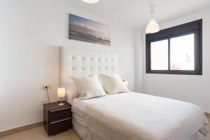 A bed or beds in a room at MA2B-Bright Apt With Rooftops With Palms near Old Town