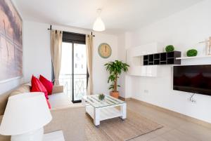 A television and/or entertainment centre at MA2B-Bright Apt With Rooftops With Palms near Old Town