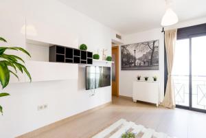 A kitchen or kitchenette at MA2B-Bright Apt With Rooftops With Palms near Old Town