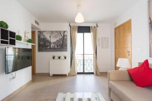 A television and/or entertainment centre at MA2B-Bright Apt With Rooftops With Palms near Old Town