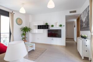 A television and/or entertainment centre at MA2B-Bright Apt With Rooftops With Palms near Old Town