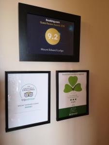 Certifikát, hodnocení, plakát nebo jiný dokument vystavený v ubytování Mount Edward Lodge