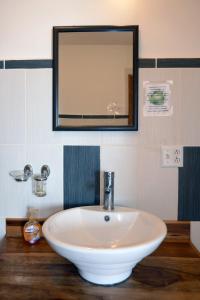 La salle de bains est pourvue d'un lavabo blanc et d'un miroir. dans l'établissement Kevin Kondos, à Bocas del Toro