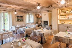 un restaurante con mesas y sillas en una habitación en La Civignola, en Casalborgone