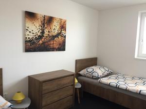 1 Schlafzimmer mit 2 Betten, einer Kommode und einem Gemälde in der Unterkunft Apartmány Miromar in Podivín