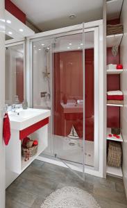 un baño con ducha y lavabo en Alannia Els Prats, en Mont-roig