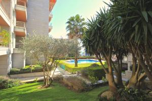 Bazén v ubytování EXCLUSIVO APARTAMENTO EN SANXENXO CON PISCINA A UNOS 150 m DE LA PLAYA DE SILGAR nebo v jeho okolí