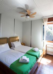 Ein Bett oder Betten in einem Zimmer der Unterkunft THE BOUCAMVIGLIA BEACH HOUSE