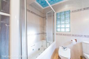 Koupelna v ubytování Villa Llimona + 32 fotografií