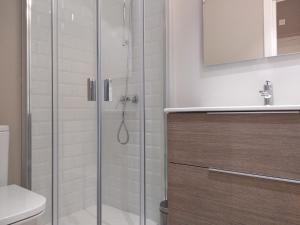 Un baño con ducha, inodoro y lavabo. en La Casa Tahona Plaza de Cervantes, en Alcalá de Henares 29 fotos más