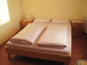 a bedroom with two beds with towels on them at Ferienwohnung Stilla Traurig in Arrach