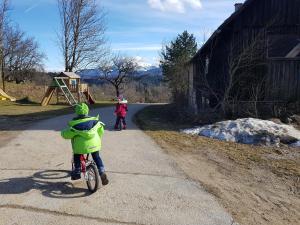 2 enfants à vélo sur un chemin de terre dans l'établissement Hirmhof, à Reinsberg