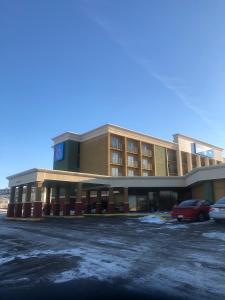 ein Hotel mit Parkplatz davor in der Unterkunft Studio 6-Lincoln, NE - Airport in Lincoln