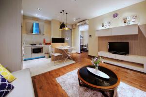 een woonkamer met een bank en een tafel bij Elegant Living @ RIVERSON SOHO Kota Kinabalu in Kota Kinabalu