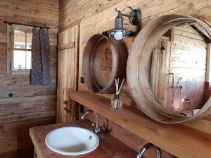 ein Bad mit einem Waschbecken und einem Spiegel in der Unterkunft CHALET BELLE KAISER by Belle Stay in Going