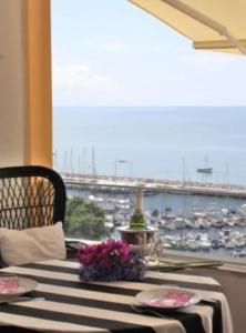 uma mesa de jantar com vista para um porto em Apartment W Stunning View - MARINA - Free Parking & AC no Funchal