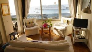 een woonkamer met een bank en een groot raam bij Apartment W Stunning View - MARINA - Free Parking & AC in Funchal