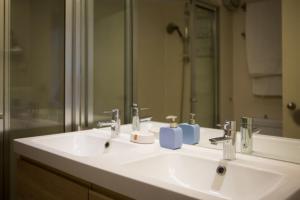 a bathroom with two sinks and a large mirror at Apartment W Stunning View - MARINA - Free Parking & AC in Funchal +23 photos