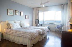 Un pat sau paturi într-o cameră la Apartment W Stunning View - MARINA - Free Parking & AC