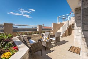 eine Terrasse mit Stühlen und einem Tisch auf dem Balkon in der Unterkunft S & V Deluxe Apartments in Dubrovnik